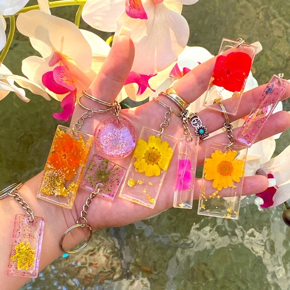 Pack of 3 Flower Resin Keychain Mystery Bundle - Picture 13 of 13